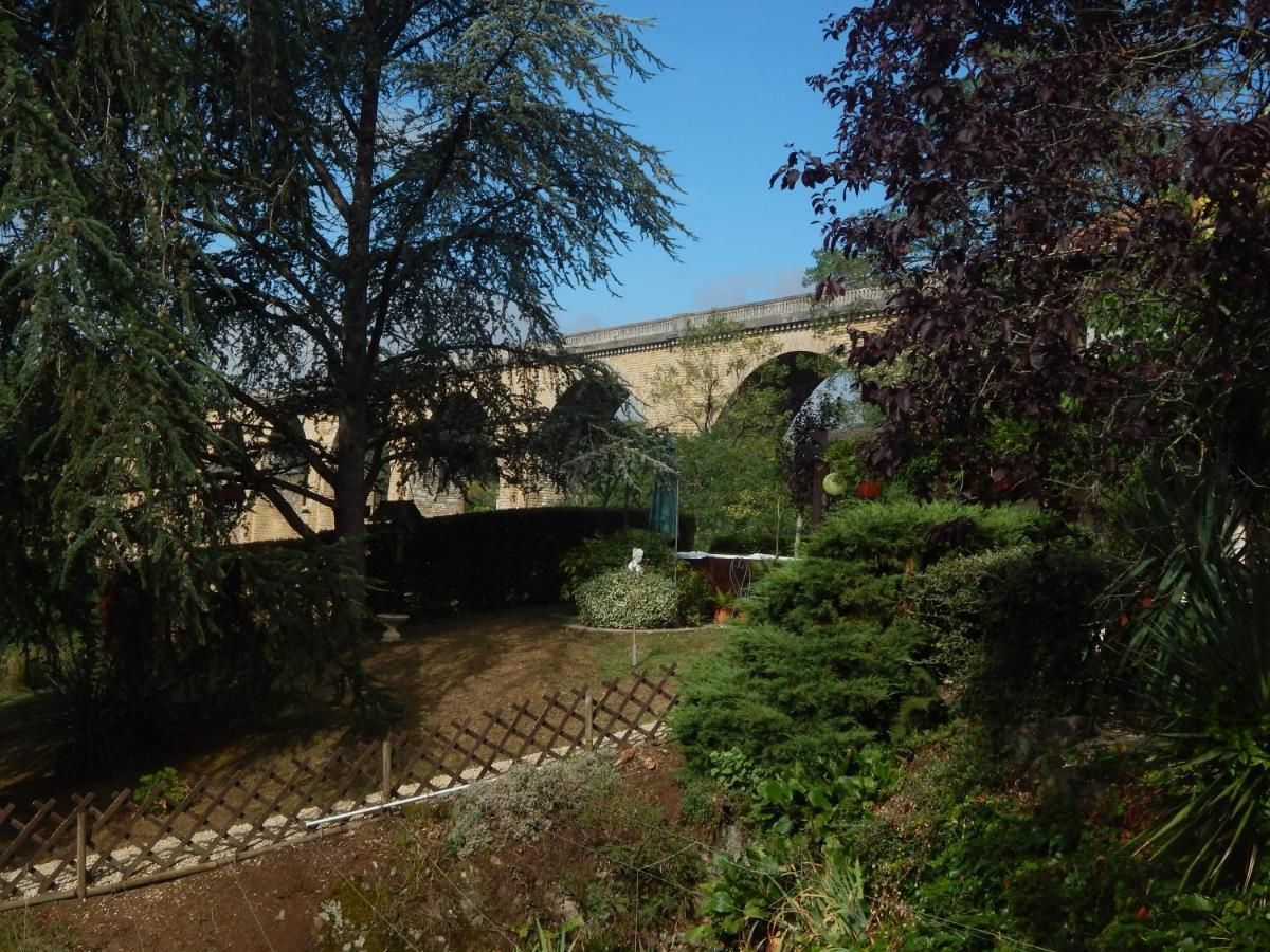 The Petite Chalet Chambre D'Hotes L'Isle-Jourdain  Bagian luar foto