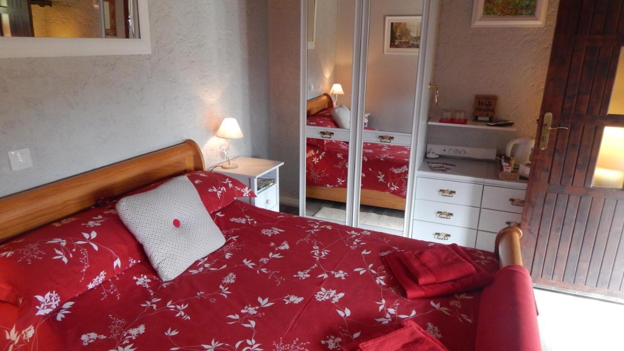 The Petite Chalet Chambre D'Hotes L'Isle-Jourdain  Bagian luar foto
