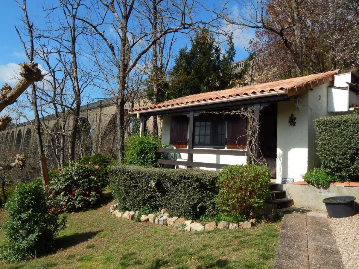 The Petite Chalet Chambre D'Hotes L'Isle-Jourdain  Bagian luar foto